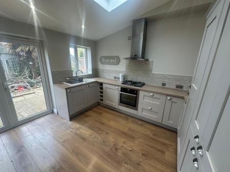 3 bedroom Semi-detached house to let in Beechwood Avenue, Wednesfield, WV11