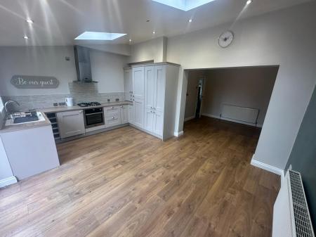 3 bedroom Semi-detached house to let in Beechwood Avenue, Wednesfield, WV11