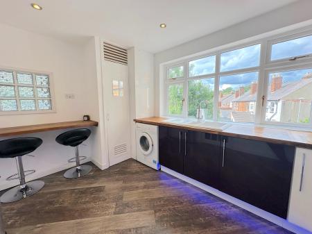 2 bedroom Duplex to let in Aldersley Road, Wolverhampton, WV6