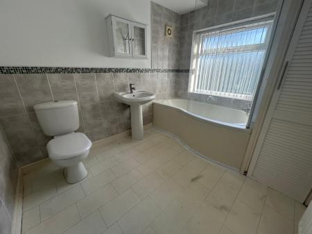 2 bedroom Semi-detached house to let in Carlton Avenue, Wednesfield, Wolverhampton, WV11