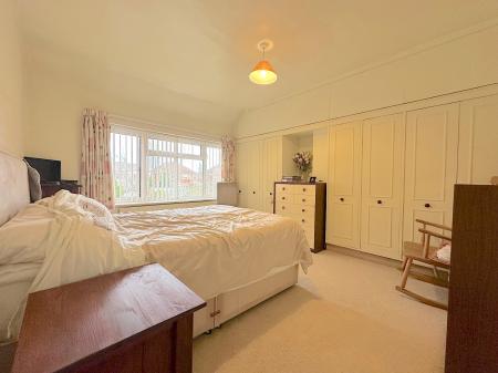 4 bedroom Semi-detached house for sale in Deyncourt Road, Fallings Park, Wolverhampton, WV10