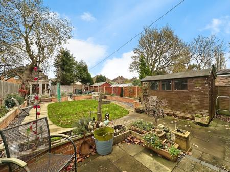 4 bedroom Semi-detached house for sale in Deyncourt Road, Fallings Park, Wolverhampton, WV10