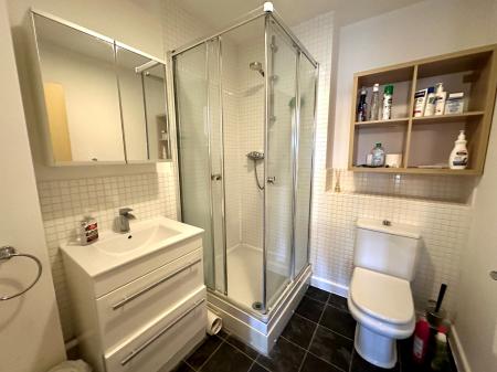 2 bedroom Apartment for sale in Castlecroft Road, Castlecroft, Wolverhampton, WV3