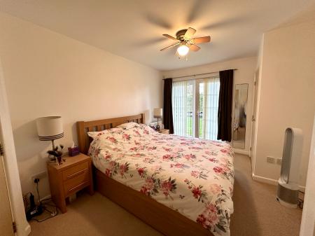 2 bedroom Apartment for sale in Castlecroft Road, Castlecroft, Wolverhampton, WV3