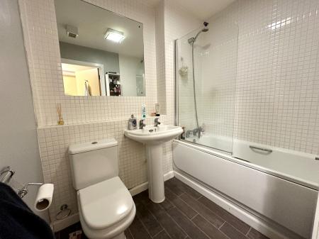 2 bedroom Apartment for sale in Castlecroft Road, Castlecroft, Wolverhampton, WV3