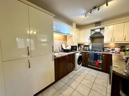 2 bedroom Apartment for sale in Castlecroft Road, Castlecroft, Wolverhampton, WV3