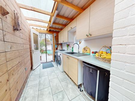 2 bedroom Semi-detached house for sale in Barnfield Road, East Park, Wolverhampton, WV1