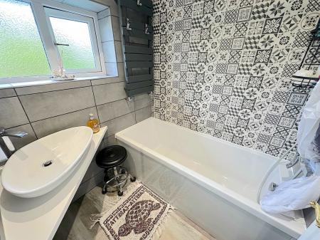 2 bedroom Semi-detached house for sale in Barnfield Road, East Park, Wolverhampton, WV1