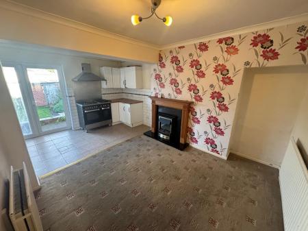 2 bedroom Semi-detached house to let in Wood End Road, Wolverhampton, WV11