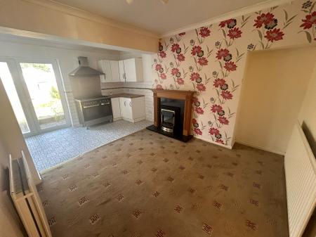 2 bedroom Semi-detached house to let in Wood End Road, Wolverhampton, WV11