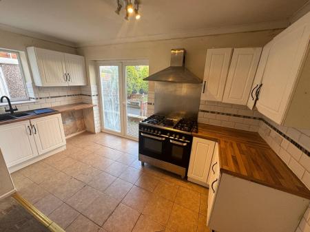 2 bedroom Semi-detached house to let in Wood End Road, Wolverhampton, WV11