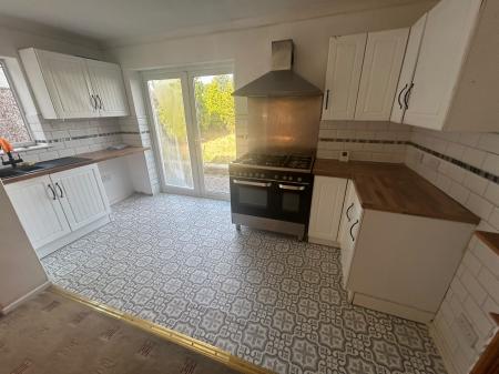 2 bedroom Semi-detached house to let in Wood End Road, Wolverhampton, WV11
