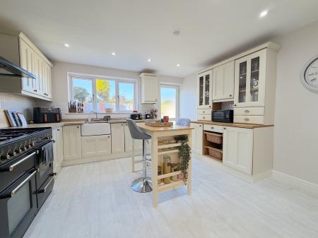 3 bedroom Semi-detached house for sale in Lincoln Avenue, Willenhall, Wolverhampton, WV13