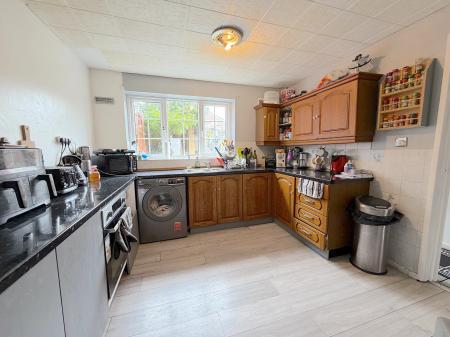 3 bedroom End of terrace house for sale in The Droveway, Claregate, Wolverhampton, WV8