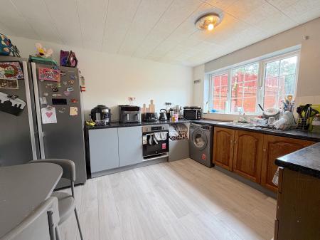 3 bedroom End of terrace house for sale in The Droveway, Claregate, Wolverhampton, WV8