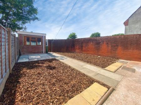 3 bedroom Semi-detached house to let in Vaughan Road, Willenhall, WV13
