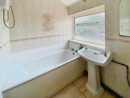 3 bedroom Semi-detached house to let in Vaughan Road, Willenhall, WV13