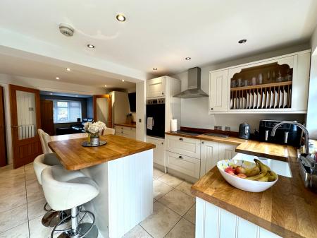 4 bedroom Semi-detached house for sale in Hawkswell Drive, Willenhall, Wolverhampton, WV13