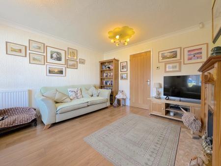 4 bedroom Semi-detached house for sale in Peach Road, Willenhall, Wolverhampton, WV12