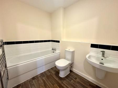 2 bedroom Apartment for sale in Broad Gauge Way, Wolverhampton City Centre, Wolverhampton, WV10