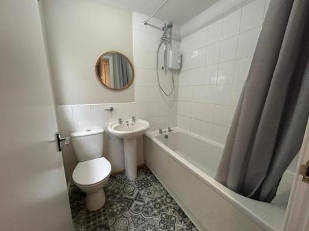 2 bedroom Flat to let in Peach Road, Willenhall, WV12
