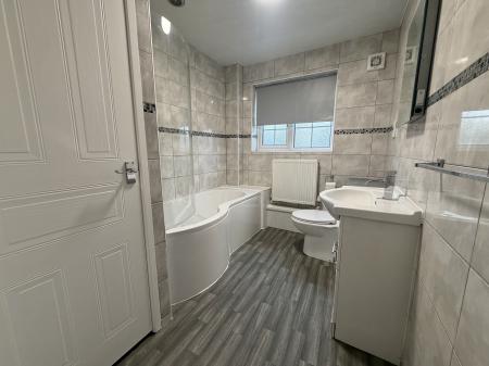 4 bedroom Detached house to let in Bluebell Crescent, Wednesfield, WV11
