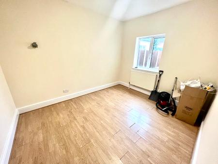 5 bedroom Semi-detached house to let in Hordern Road, Wolverhampton, WV6