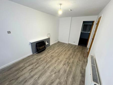 1 bedroom Flat to let in Weyhill Close, Wolverhampton, WV9