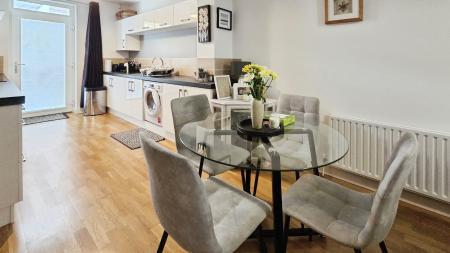 2 bedroom Ground floor flat for sale in 43