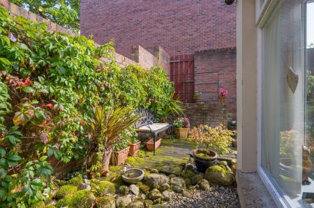 3 bedroom Town house for sale in Kilwarlin Avenue, Hillsborough, BT26