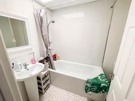 2 bedroom Terraced House to let in Low Road, Lisburn, BT27