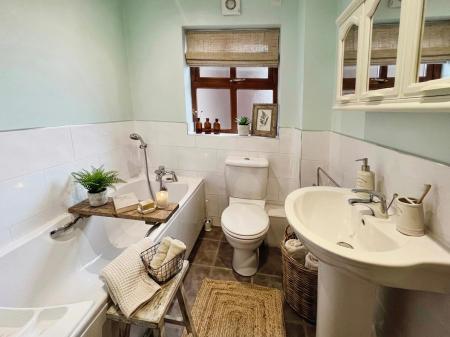 2 bedroom Flat to let in Keightley Court, Lisburn, BT28