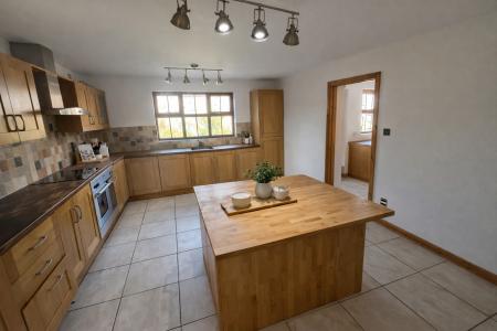 5 bedroom Detached house to let in Kings Chase, Maze, BT27