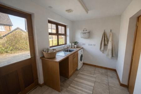 5 bedroom Detached house to let in Kings Chase, Maze, BT27