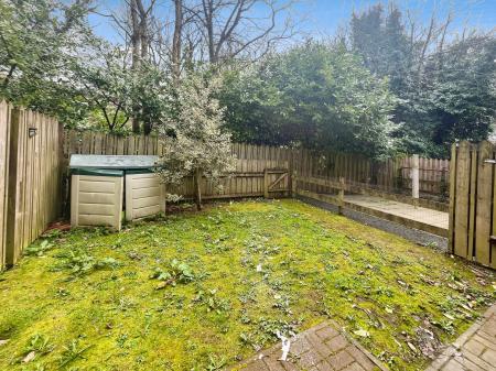 3 bedroom Terraced House to let in Glenburn Manor, Dunmurry, BT17