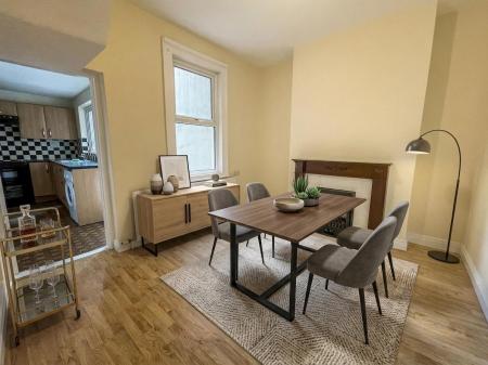 4 bedroom Town house to let in Victoria Crescent, Lisburn, BT27