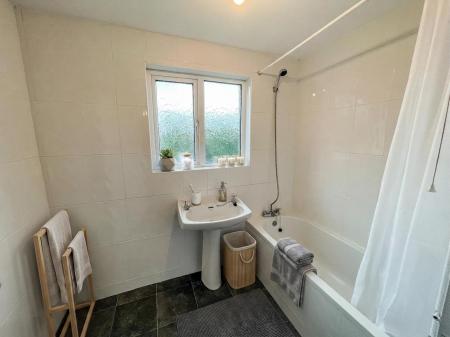 4 bedroom Town house to let in Victoria Crescent, Lisburn, BT27
