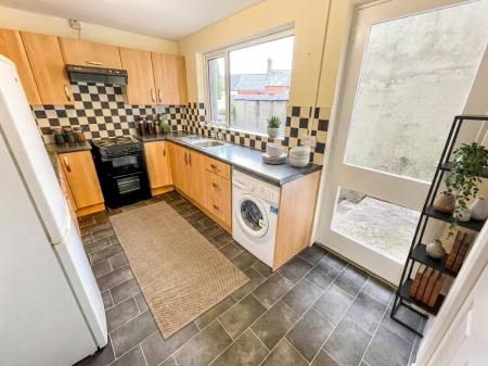 4 bedroom Town house to let in Victoria Crescent, Lisburn, BT27