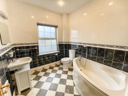 4 bedroom Town house to let in Berkeley Hall Square, Lisburn, BT27