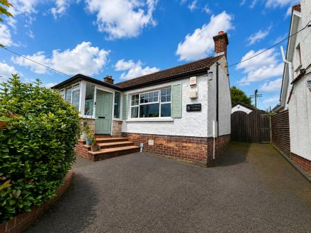 3 bedroom Bungalow for sale in Woodland Gardens, Lambeg, BT27