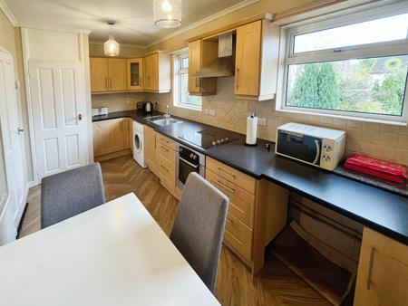 2 bedroom Apartment to let in Lawnmount Crescent, Lisburn, BT27