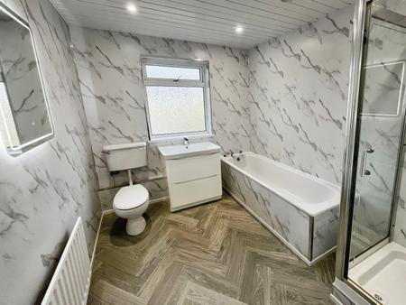 2 bedroom Apartment to let in Lawnmount Crescent, Lisburn, BT27