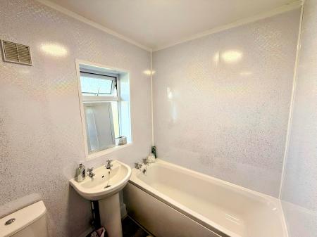 2 bedroom Flat to let in Hughes Avenue, Whiston, L35