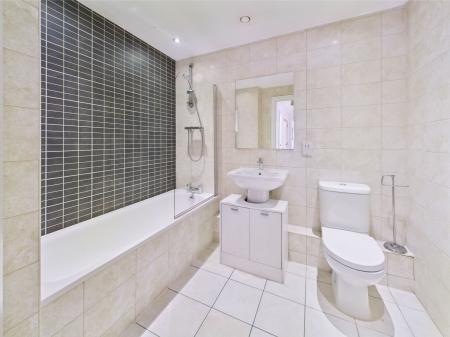 2 bedroom Flat to let in Mann Island, 15, Liverpool, L3