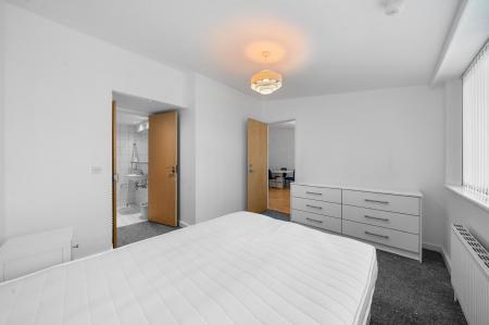 3 bedroom Flat to let in Block 2, Royal Quay, Liverpool, L3 4ET