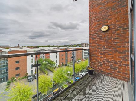 2 bedroom Flat to let in The Reach, Leeds Street, L3