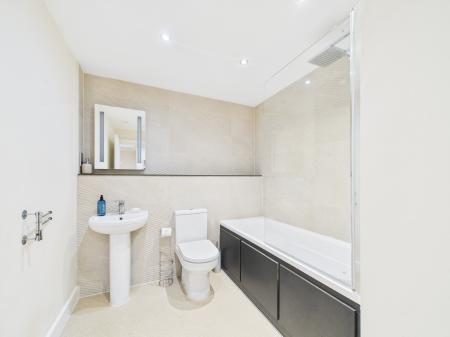 2 bedroom Flat to let in West Africa House, Liverpool, L1