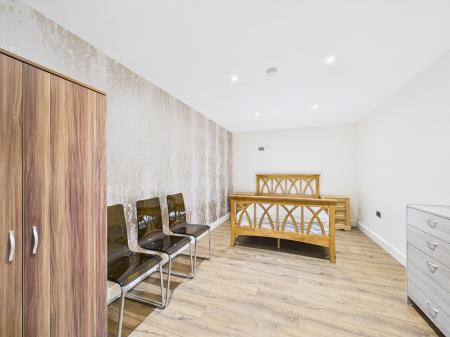 2 bedroom Flat to let in West Africa House, Liverpool, L1