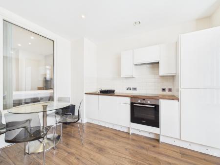 2 bedroom Flat to let in West Africa House, Liverpool, L1