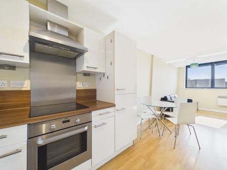 2 bedroom Flat to let in Mann Island, Liverpool, L3